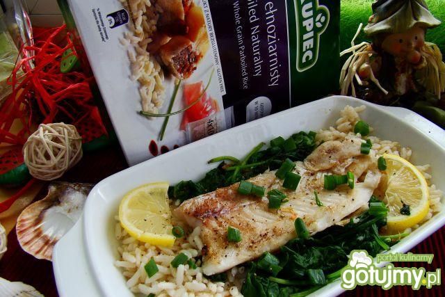Morszczuk z cytryną i szpinakiem na ryżu Morszczuk z cytryną i szpinakiem na ryżu