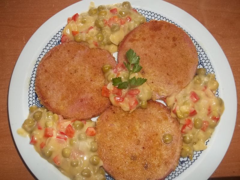 Mortadela podana z warzywami  Mortadela podana z warzywami