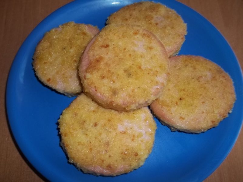 Mortadela w panierce z płatków kukurydzianych Mortadela w panierce z płatków kukurydzianych