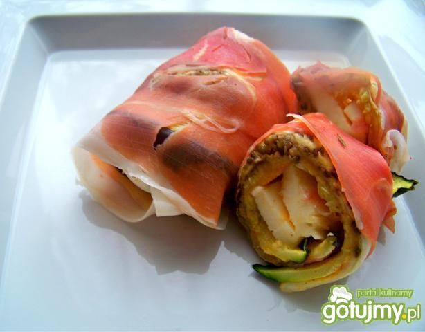 Mozzaralla i warzywa w szynce Serrano Mozzaralla i warzywa w szynce Serrano