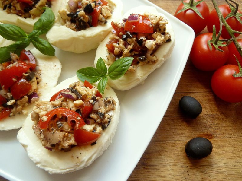 Mozzarella faszerowana oliwkami i pomidorami Mozzarella faszerowana oliwkami i pomidorami