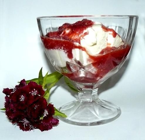 Mrożona bita śmietana i sos truskawkowy.