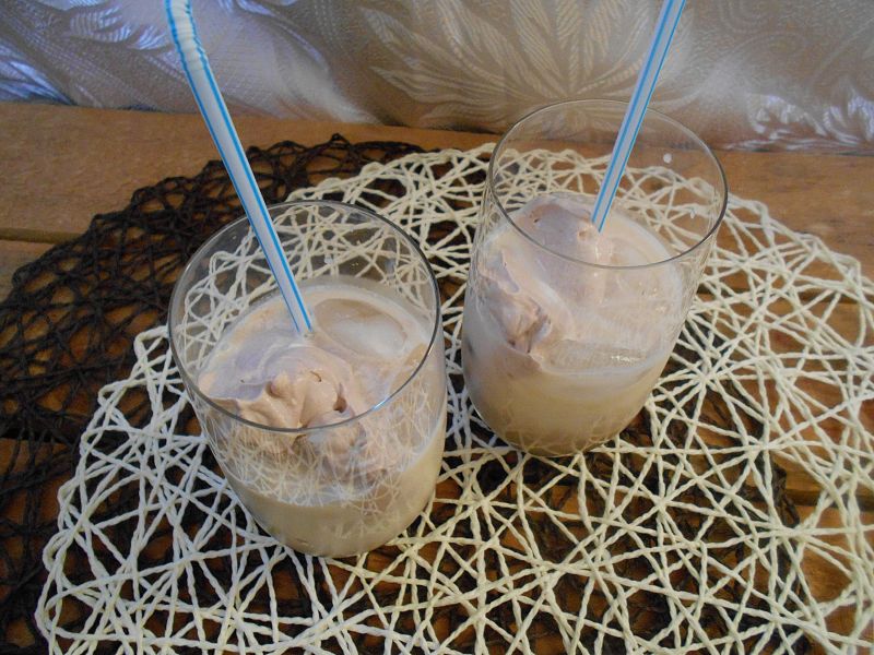 Mrożona kawa z kakaową bitą śmietaną