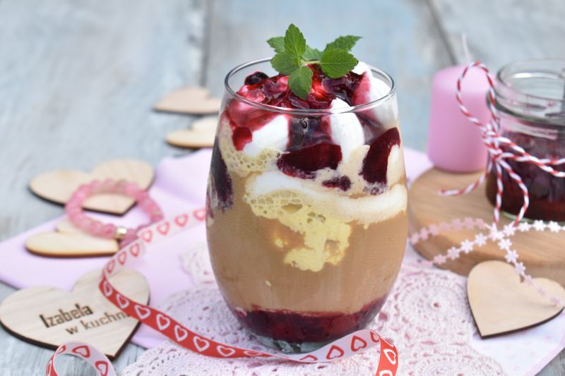 Mrożona kawa z lodami i frużeliną owocową Mrożona kawa z lodami i frużeliną owocową