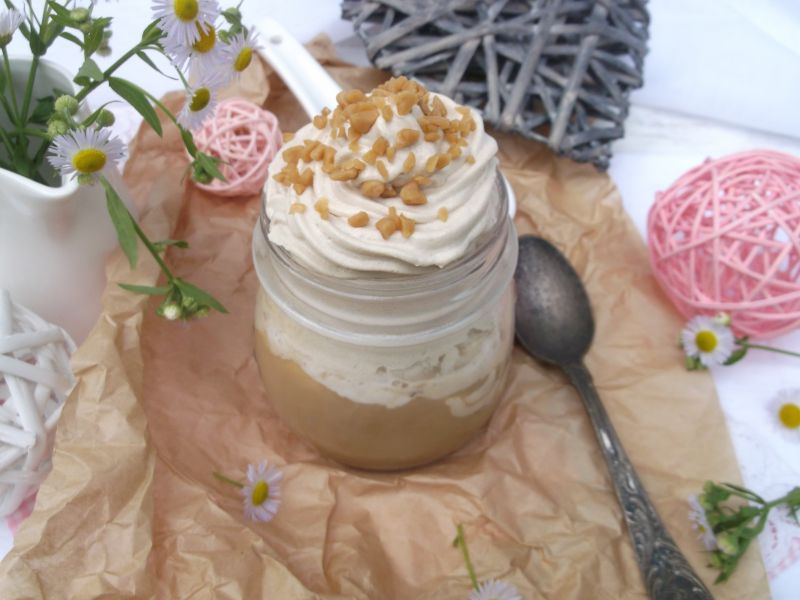 Mrożona kawa z lodami i  śmietanką cappuccino Mrożona kawa z lodami i  śmietanką cappuccino