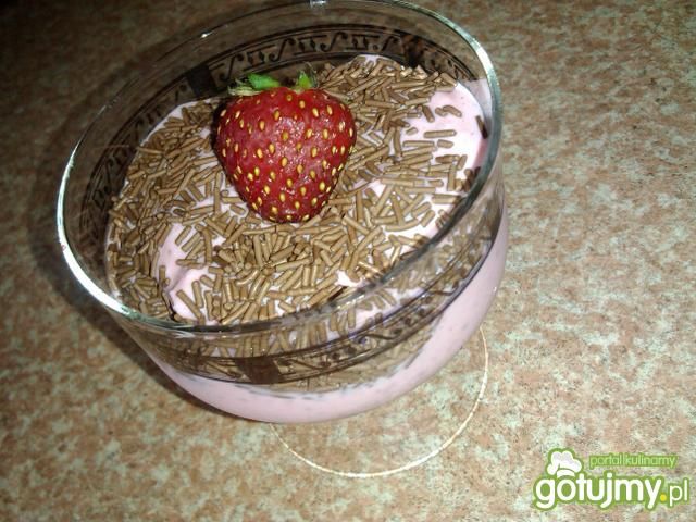 Mrożony deser z truskawkami  Mrożony deser z truskawkami