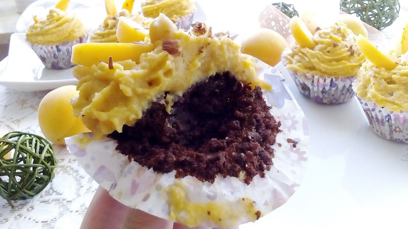 Muffinki brownie z kremem morelowym Muffinki brownie z kremem morelowym