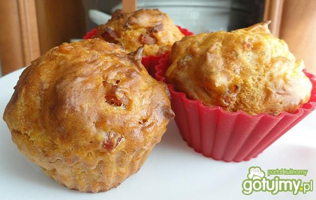 Muffinki cebulowo-serowe z wędlinką