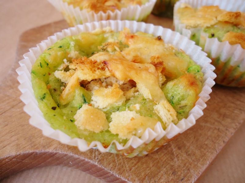 Muffinki cukiniowe z krakersową posypką