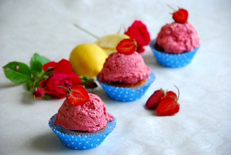 Muffinki cytrynowe z lodami truskawkowymi