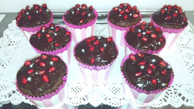 Muffinki czekoladowe z granatem Muffinki czekoladowe z granatem