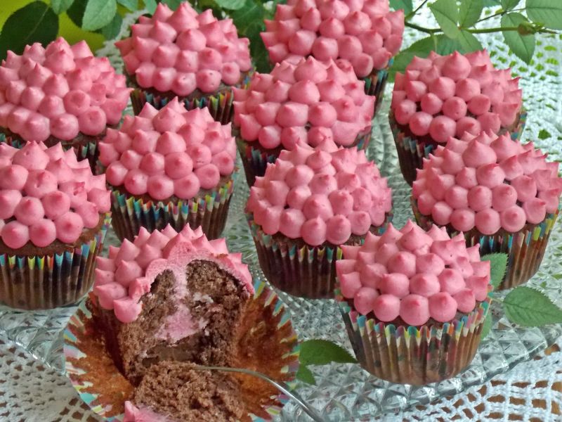 Muffinki czekoladowe z kremem malinowym