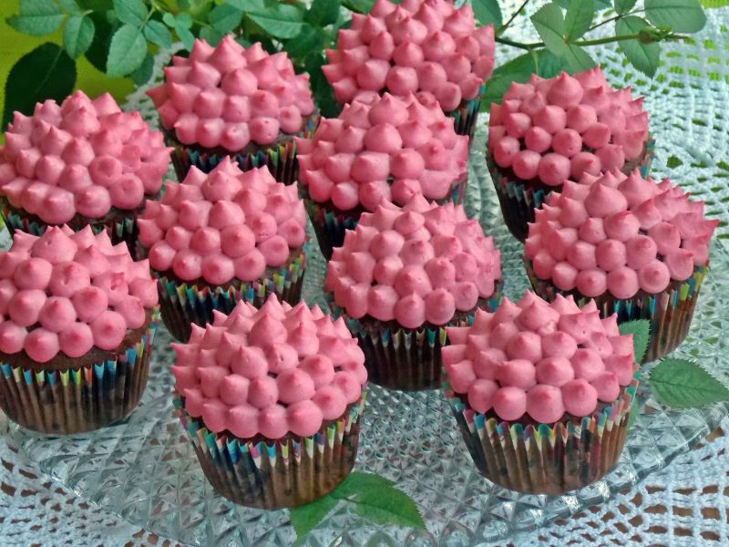 Muffinki czekoladowe z kremem malinowym