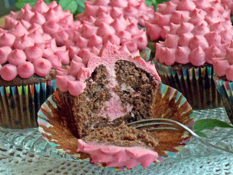 Muffinki czekoladowe z kremem malinowym