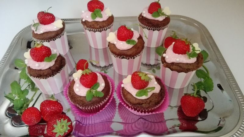 Muffinki czekoladowe z serkiem i truskawkami Muffinki czekoladowe z serkiem i truskawkami
