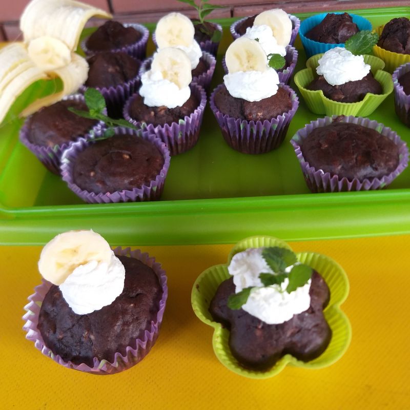 Muffinki czekoladowo - bananowe z czekoladą
