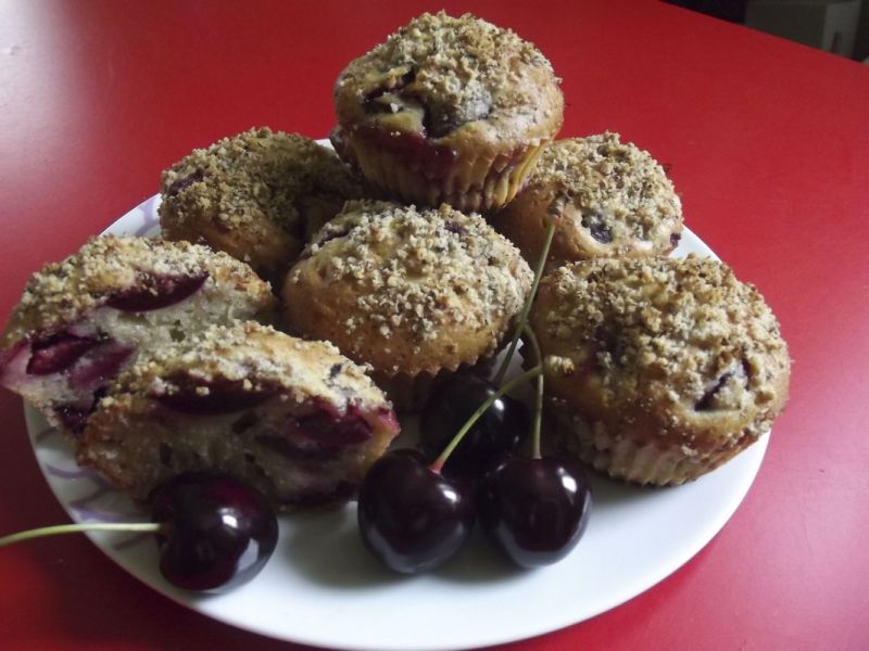 Muffinki czereśniowe z orzechową posypką