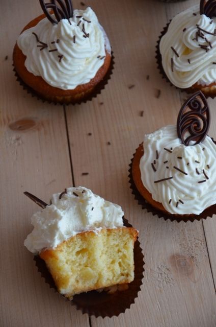 Muffinki jogurtowe z ananasem i brzoskwinią