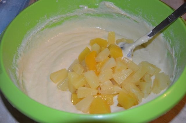 Muffinki jogurtowe z ananasem i brzoskwinią