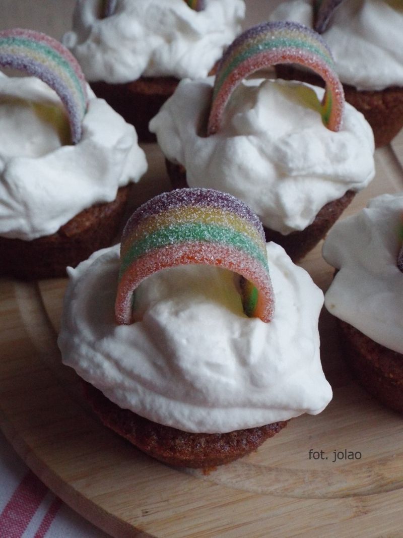 Muffinki marchewkowe z tęczą