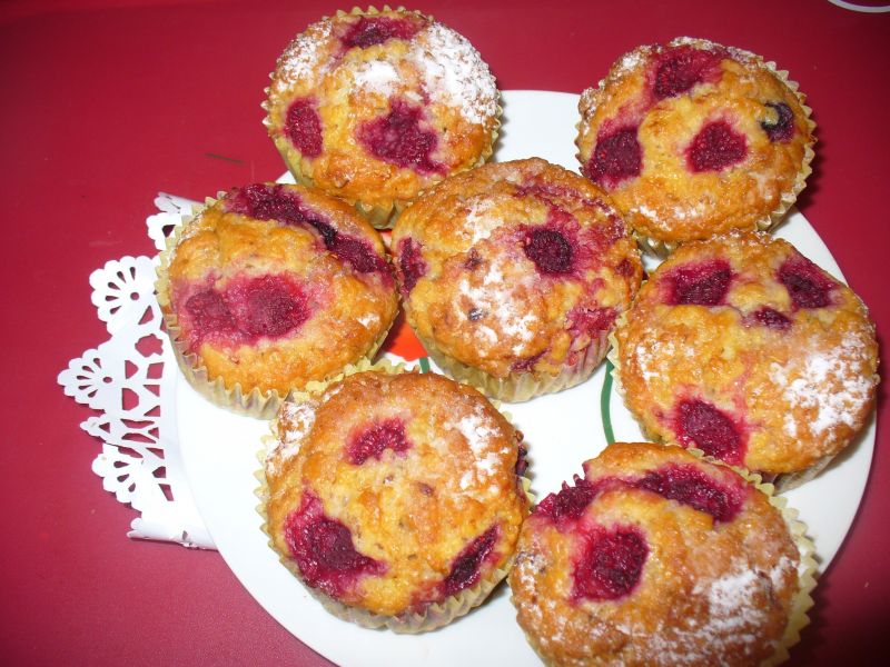 Muffinki orzechowe z malinami