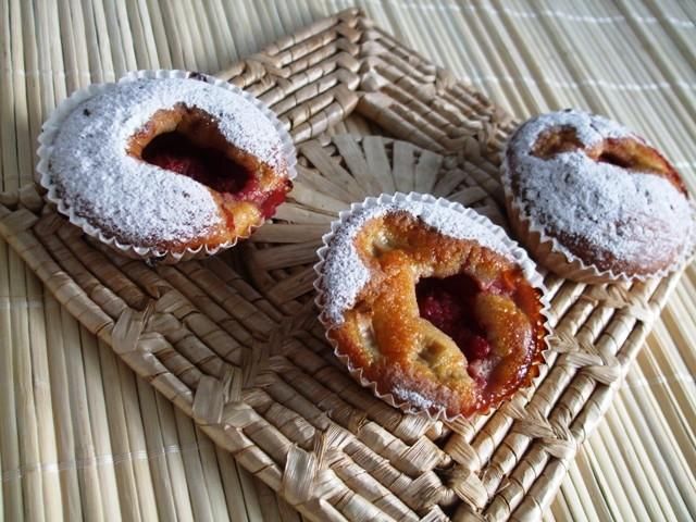 Muffinki rabarbarowe z truskawka