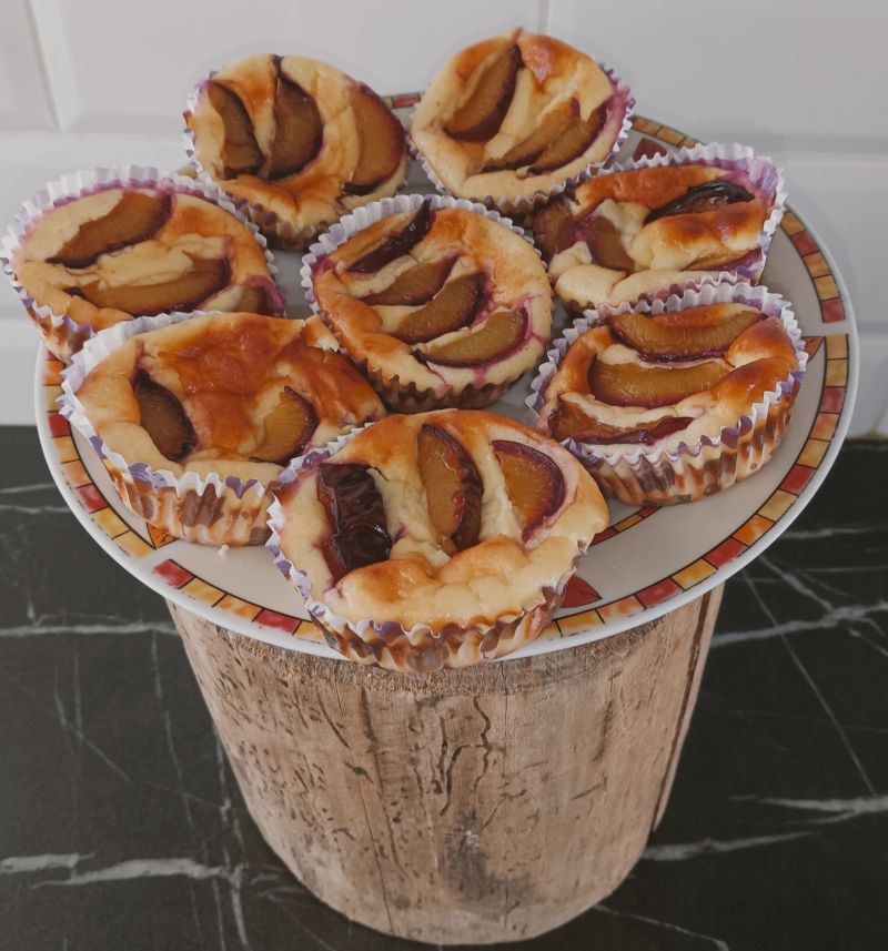 Muffinki sernikowo - migdałowe ze śliwką Muffinki sernikowo - migdałowe ze śliwką