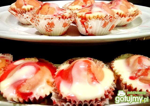 Muffinki truskawkowe z białą polewą  Muffinki truskawkowe z białą polewą