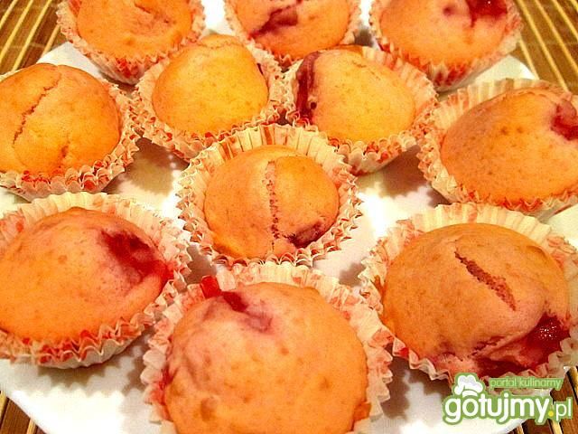 Muffinki truskawkowe z białą polewą 