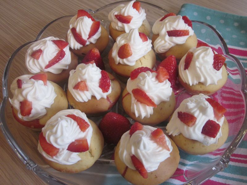 Muffinki truskawkowe z bitą śmietaną Muffinki truskawkowe z bitą śmietaną