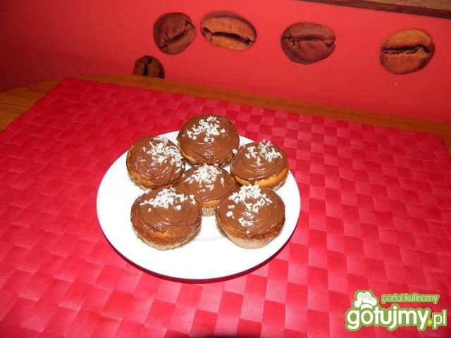 Muffinki waniliowe z dżemem jabłkowym.