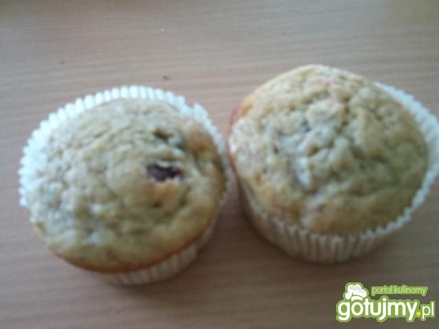 Muffinki z bananami i białą czekoladą