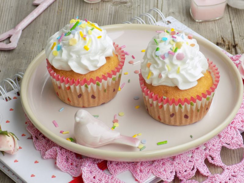 Muffinki z bananem, sezamem i bitą śmietaną Muffinki z bananem, sezamem i bitą śmietaną