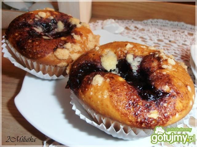 Muffinki z białą czekoladą i konfiturą 