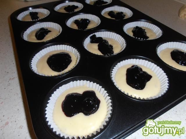 Muffinki z białą czekoladą i konfiturą 