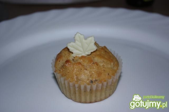 Muffinki z białą czekoladą i orzechami