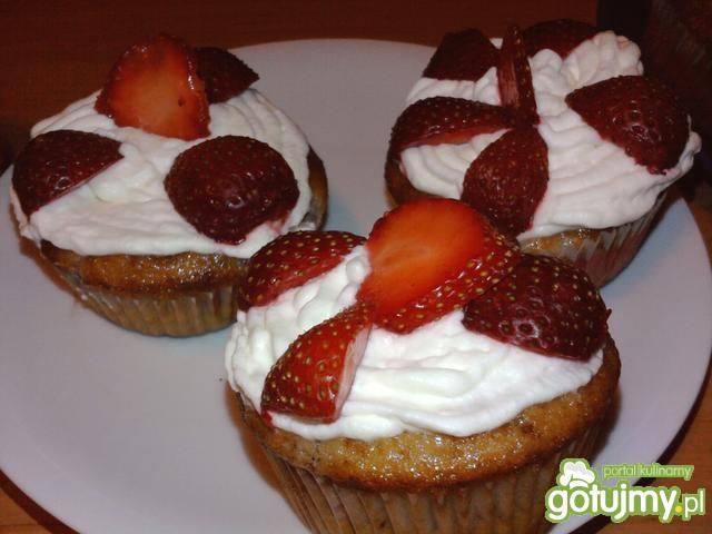 Muffinki z bitą śmietaną i truskawką Muffinki z bitą śmietaną i truskawką