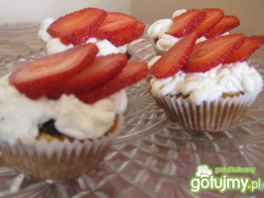 Muffinki z bitą śmietaną i truskawkami