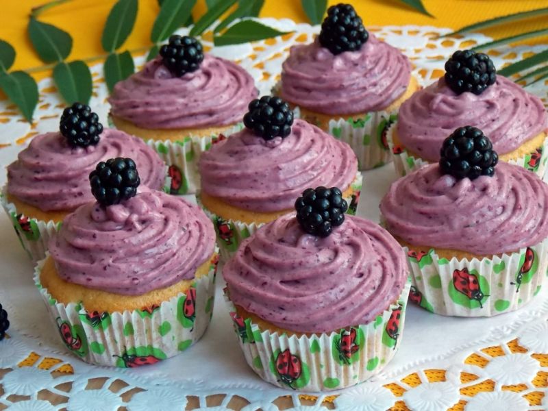 Muffinki z budyniem i kremem jeżynowym