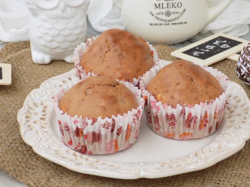 Muffinki z cynamonem, płatkami owsianymi i bananem