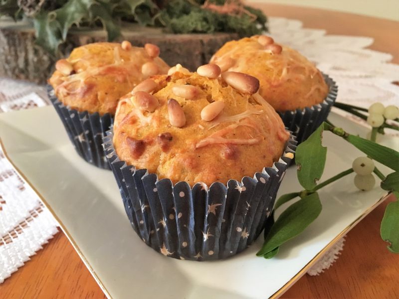Muffinki z czerwonym pesto i orzeszkami piniowymi Muffinki z czerwonym pesto i orzeszkami piniowymi