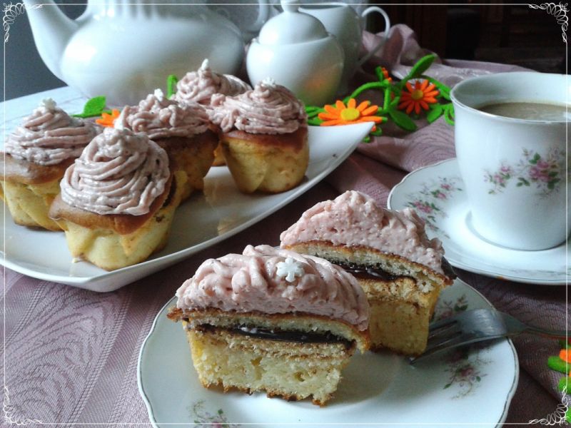Muffinki z delicjami i kremem Muffinki z delicjami i kremem