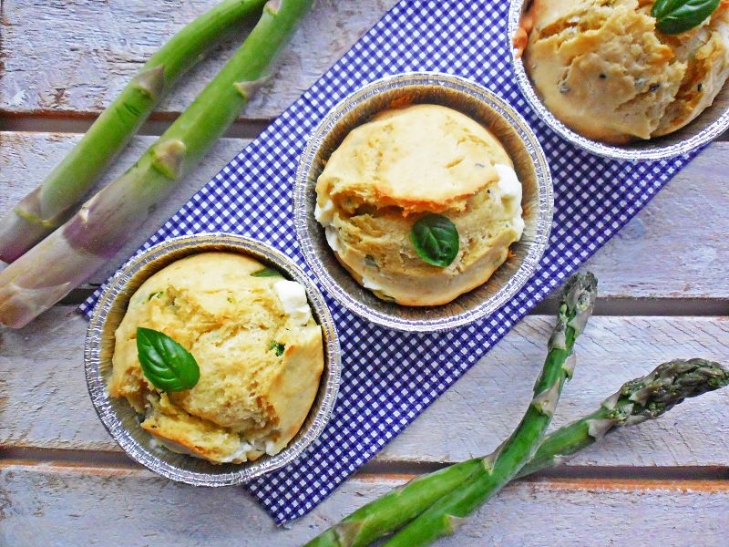 Muffinki z fetą i szparagami 