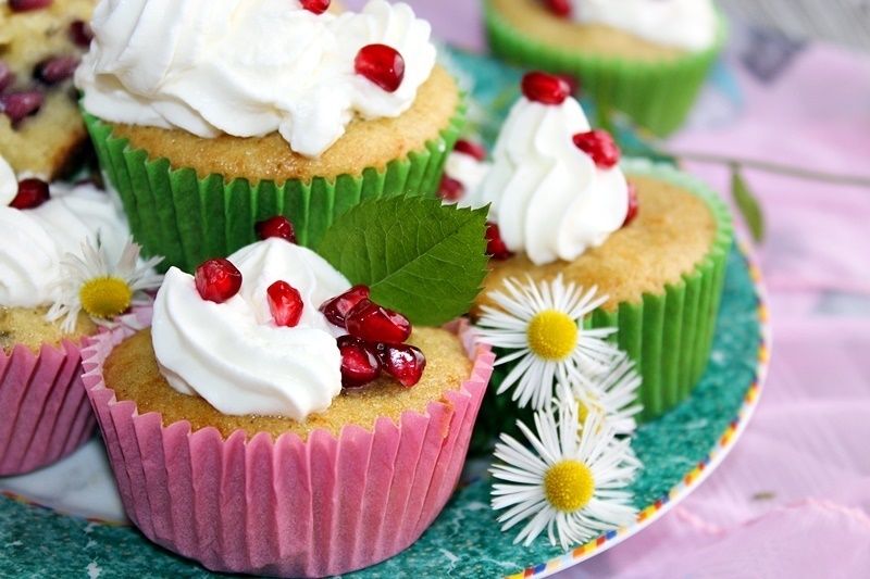 Muffinki z granatem i bitą śmietaną  Muffinki z granatem i bitą śmietaną