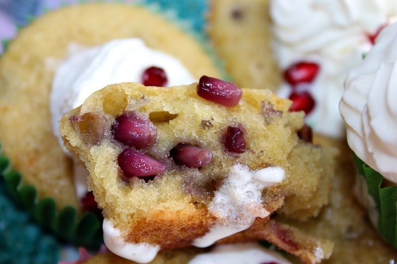 Muffinki z granatem i bitą śmietaną  Muffinki z granatem i bitą śmietaną