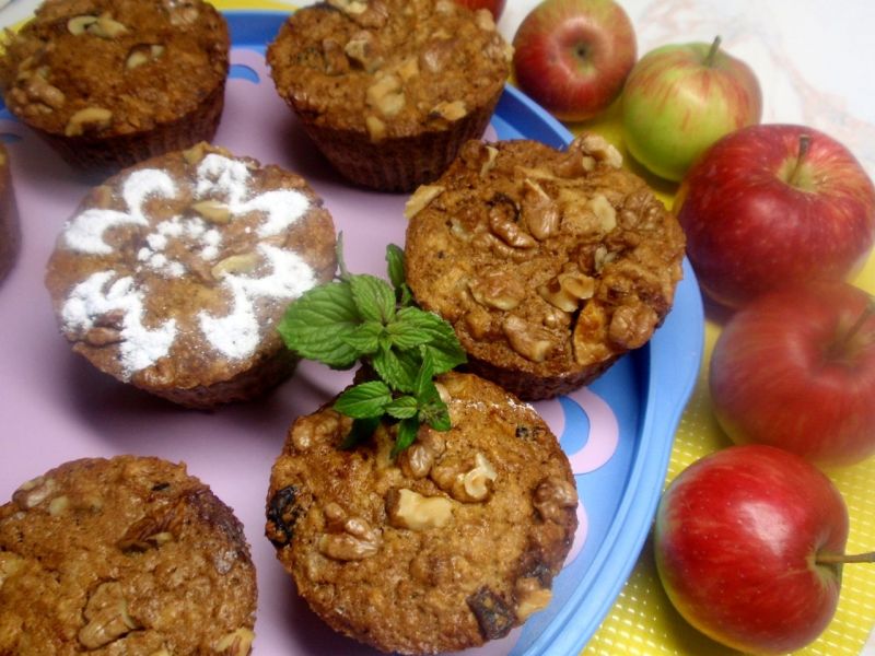 Muffinki z jabłkiem i orzechami  Muffinki z jabłkiem i orzechami