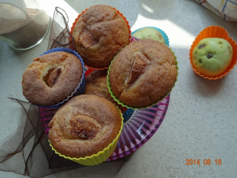 Muffinki z jabłkiem posypane cynamonem