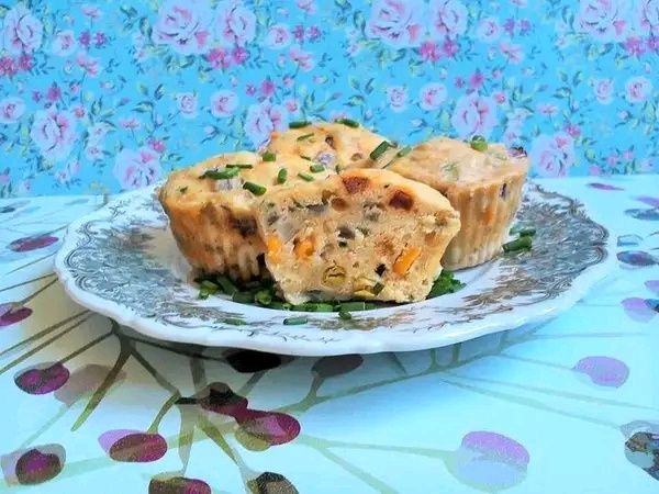 Muffinki z kabanosami, kukurydzą, groszkiem  Muffinki z kabanosami, kukurydzą, groszkiem