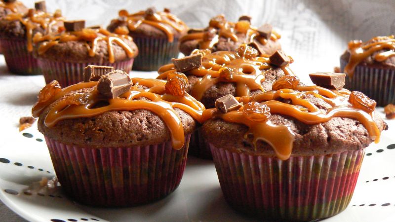 Muffinki z karmelem, czekoladą i rodzynkami