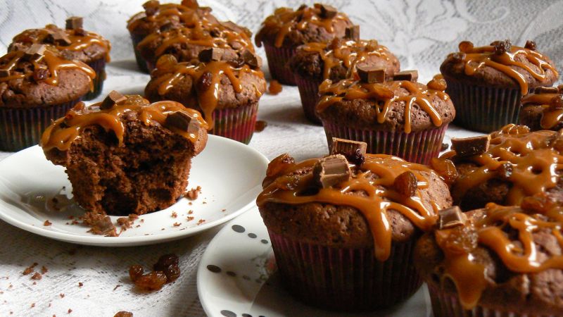 Muffinki z karmelem, czekoladą i rodzynkami